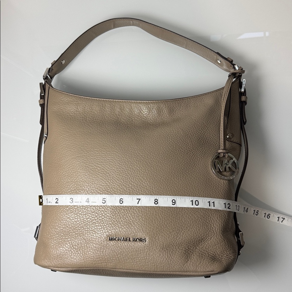 Michael Kors Bedford large belted taupe leather shoulder bag - Picture 12 of 14